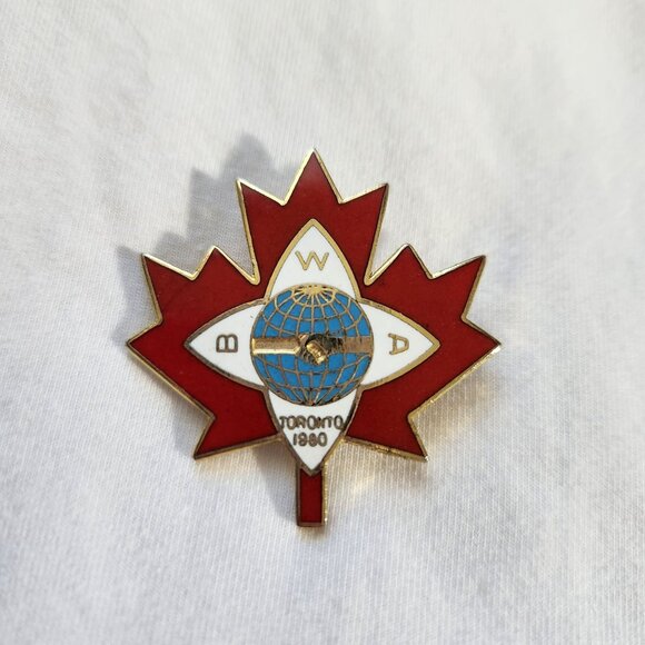 Vintage 1980 Toronto WBD World Pin With Red Maple Leaf Design - Picture 1 of 4
